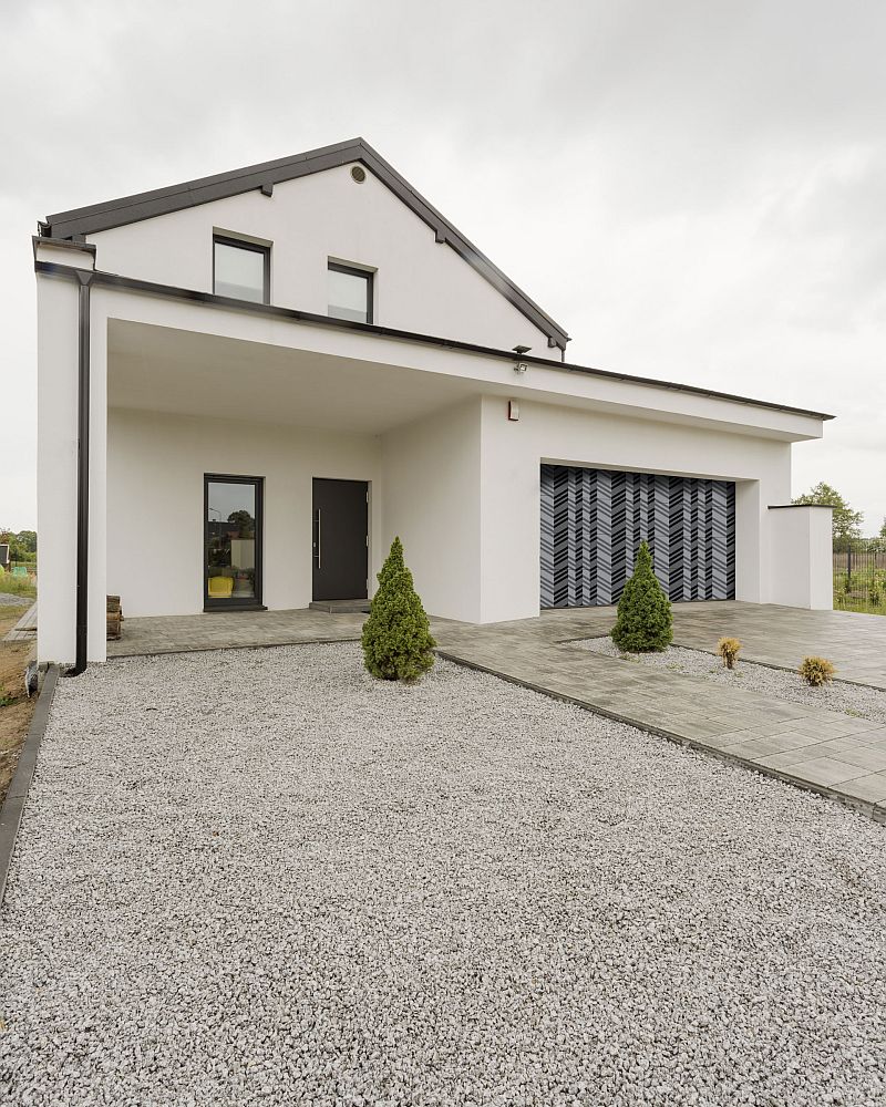 moderni-drevostavba-s-garazi-designova-garazova-vrata-5