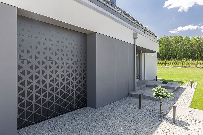 moderni-drevostavba-s-garazi-designova-garazova-vrata-6