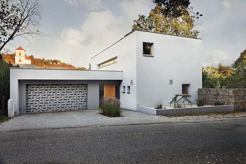 moderni-drevostavba-s-garazi-designova-garazova-vrata-8