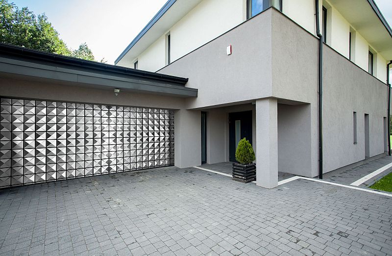 moderni-drevostavba-s-garazi-designova-garazova-vrata-9