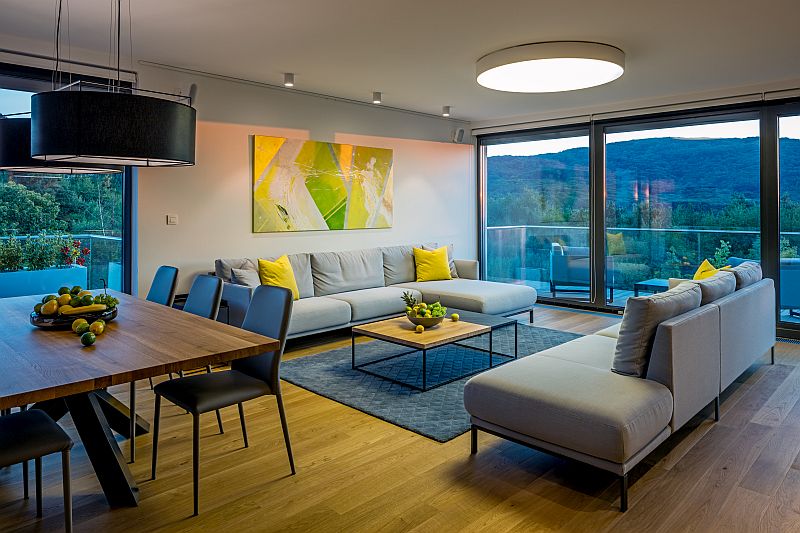 moderni-interier-obyvaci-pokoj-drevostavba-design-barvy-svetlo