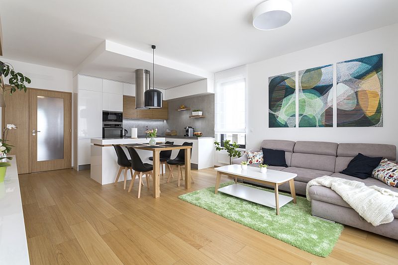 moderni-interier-obyvaci-pokoj-drevostavba-design-cerne-zidle-zeleny-koberec