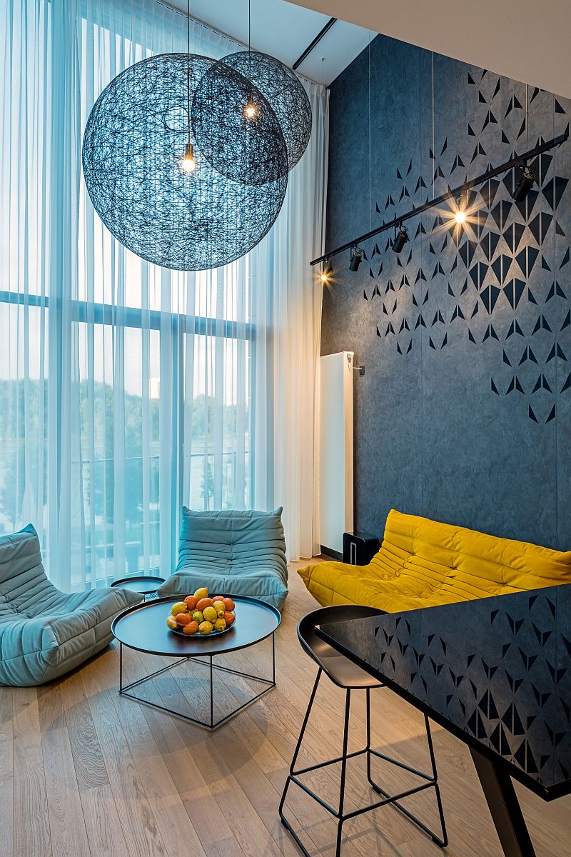 moderni-interier-obyvaci-pokoj-drevostavba-design-drevena-podlaha-barvy-osvetleni-tapety