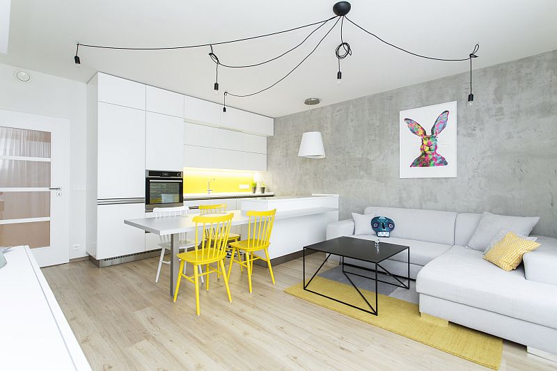 moderni-interier-obyvaci-pokoj-drevostavba-design-zluta-bila-cerna-drevene-zidle