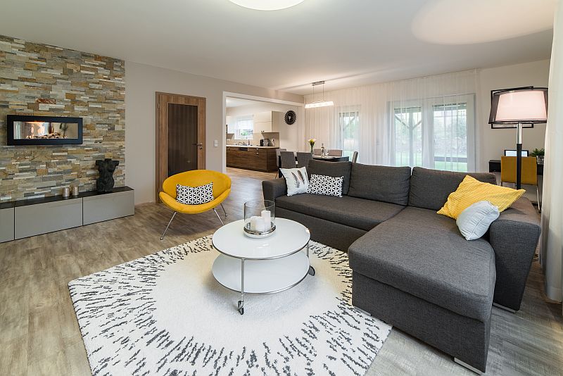 moderni-interier-obyvaci-pokoj-drevostavba-zlute-kreslo-mobilni-kulaty-stolek