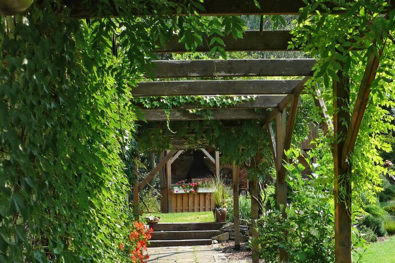 obytna-zahrada-drevena-pergola-chodnicek-altanek