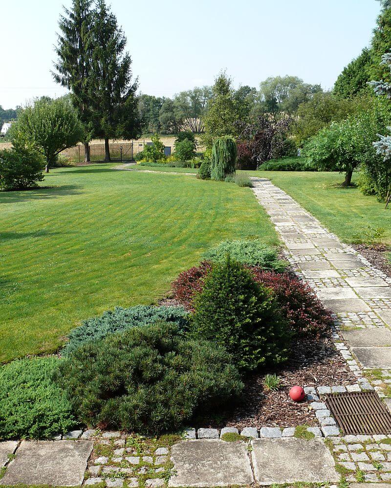 obytna-zahrada-pestrost-rostlin-stravnik-chodnicek