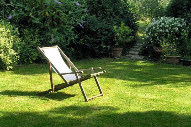 obytna-zahrada-rozkladaci-lehatko-travnik