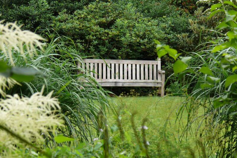 obytna-zahrada-zakouti-drevena-lavicka