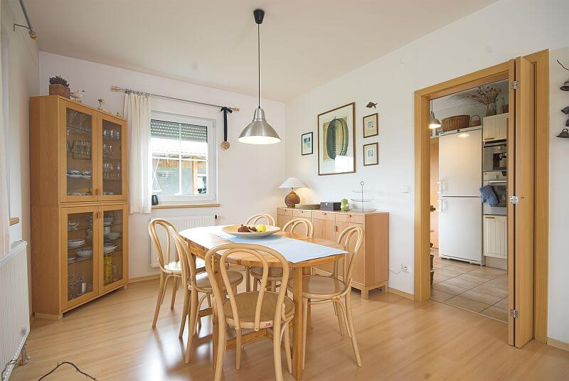 drevostavba-interier-jidelna-dreveny-stul-haas-fertigbau