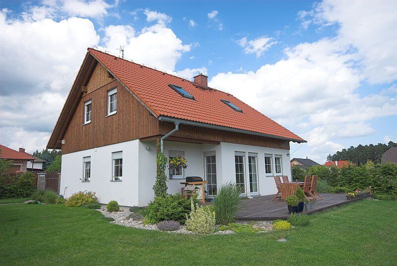 drevostavba-sedlova-strecha-terasa-zahrada-haas-fertigbau