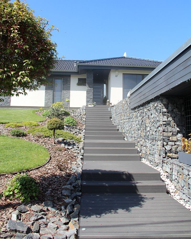 moderni-drevostavba-bungalov-prinex-group-exterier-zahrada-schody