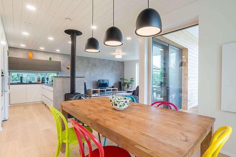 moderni-pasivni-drevostavba-archcon-drevostavby-biskup-interier-jidelna-jidelni-stul