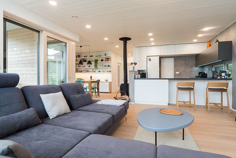 moderni-pasivni-drevostavba-archcon-drevostavby-biskup-interier-obyvaci-pokoj-kuchyne