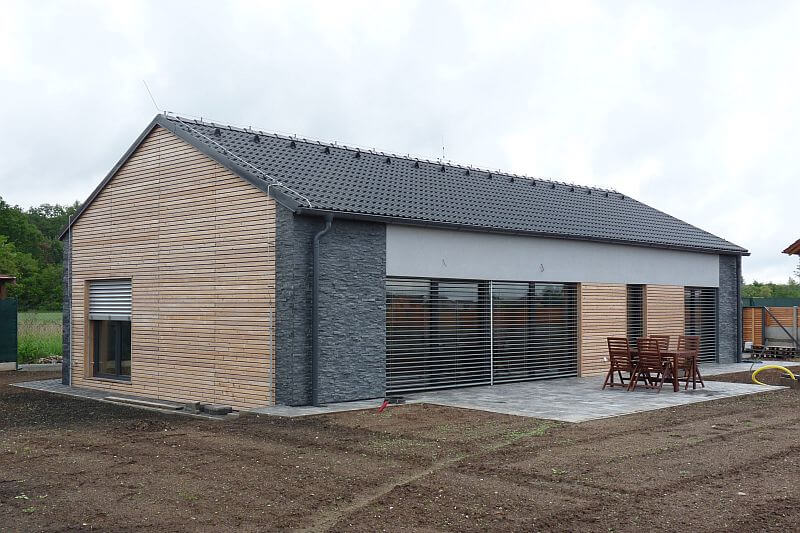 moderni-prizemni-drevostavba-lucern-exterier