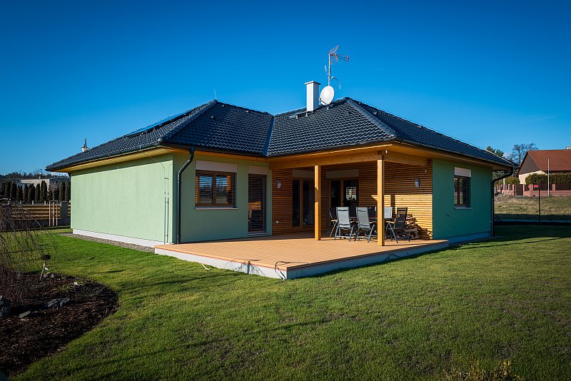 moderni-drevostavba-bungalov-haas-fertigbau-exterier-terasa-zahrada
