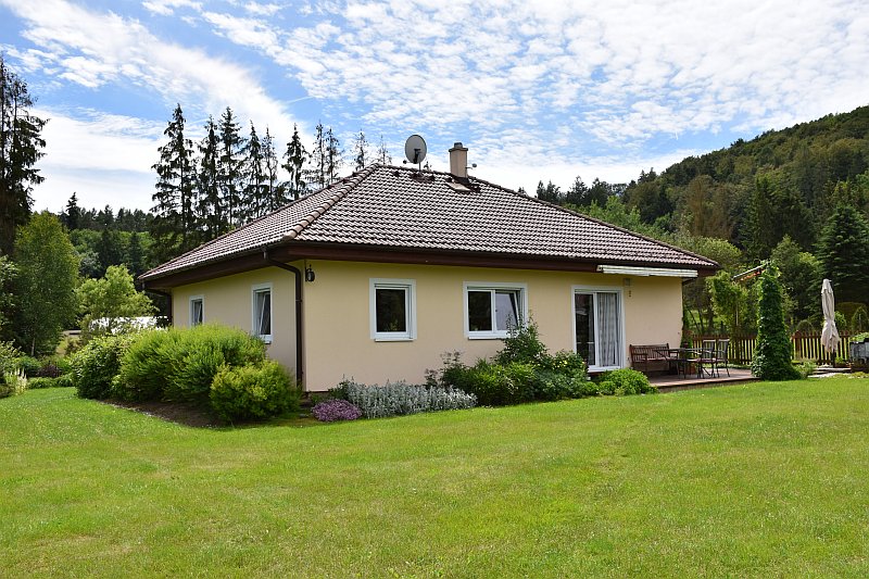 moderni-drevostavba-bungalov-vela-100-plzen-jih-exterier-terasa-zahrada