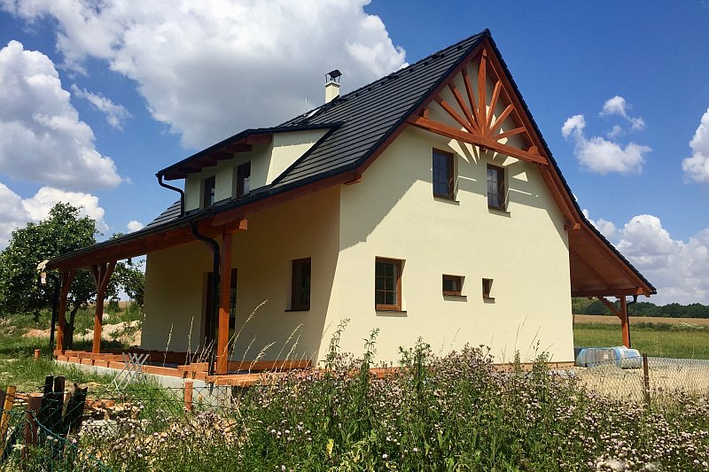 moderni-patrova-drevostavba-ekopanely-servis-exterier-zahrada