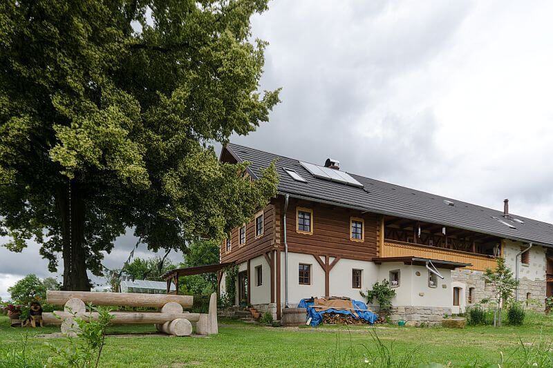 masivni-drevostavba-poloroubenka-cetenov-rekonstrukce-exterier-lipa-drevena-lavicka