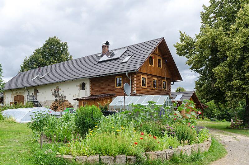 masivni-drevostavba-poloroubenka-cetenov-rekonstrukce-exterier-zahon-kvetin-bazen-sklenik