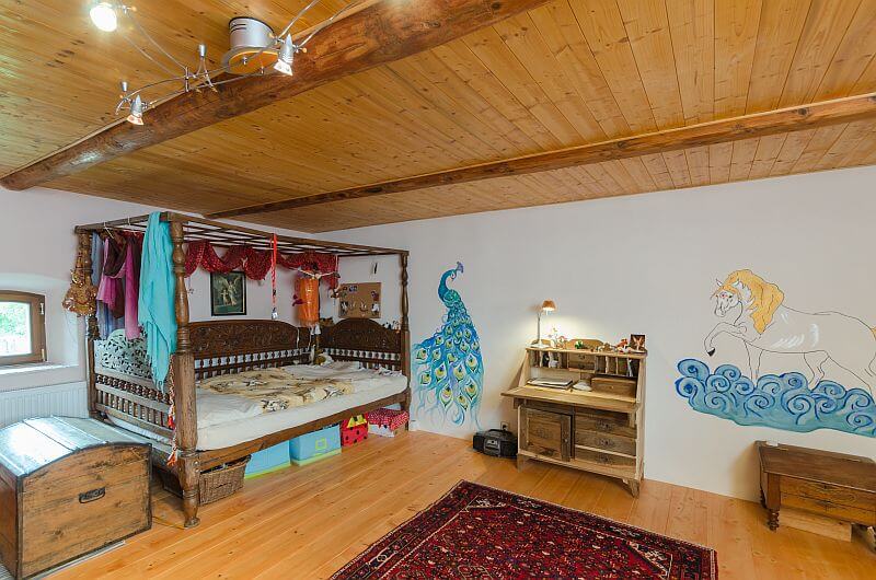 masivni-drevostavba-poloroubenka-cetenov-rekonstrukce-interier-detsky-pokoj