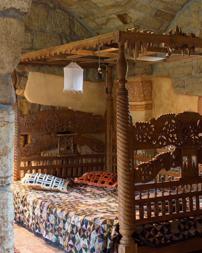 masivni-drevostavba-poloroubenka-cetenov-rekonstrukce-interier-exoticka-drevena-postel