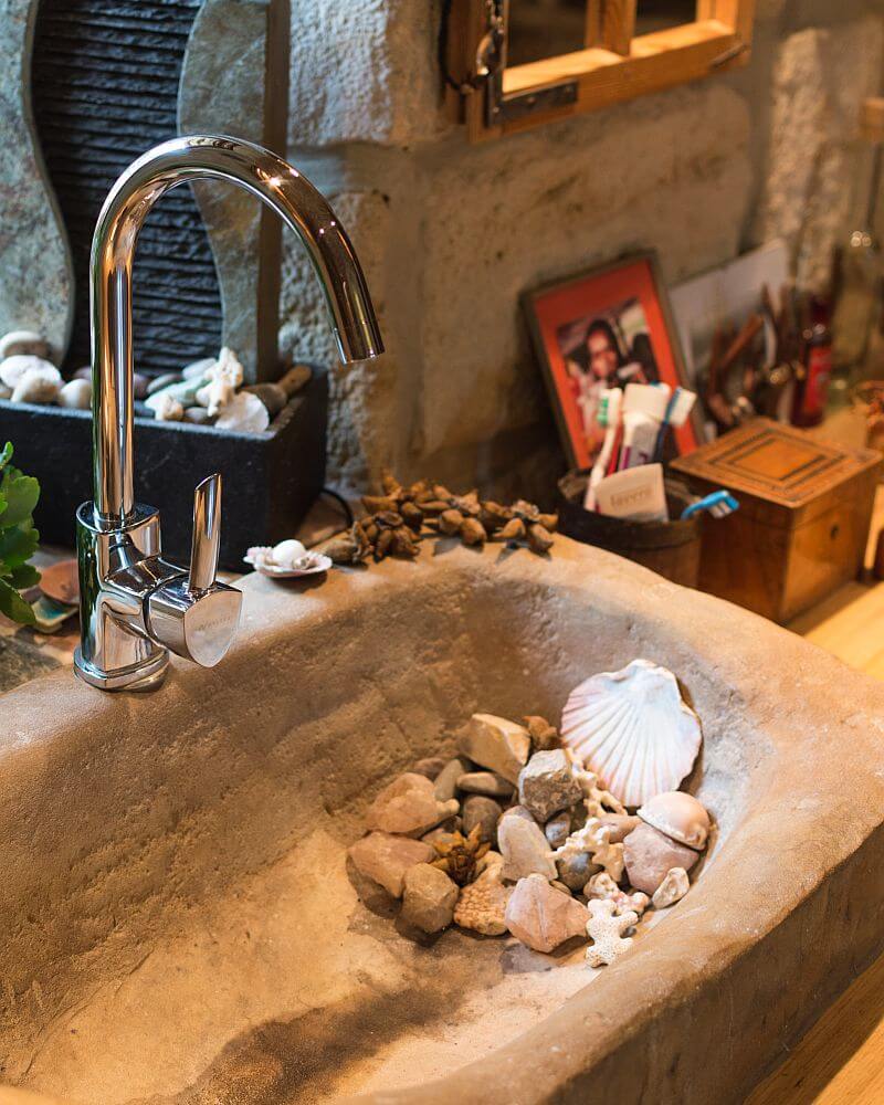 masivni-drevostavba-poloroubenka-cetenov-rekonstrukce-interier-koupelna-drevene-umyvadlo