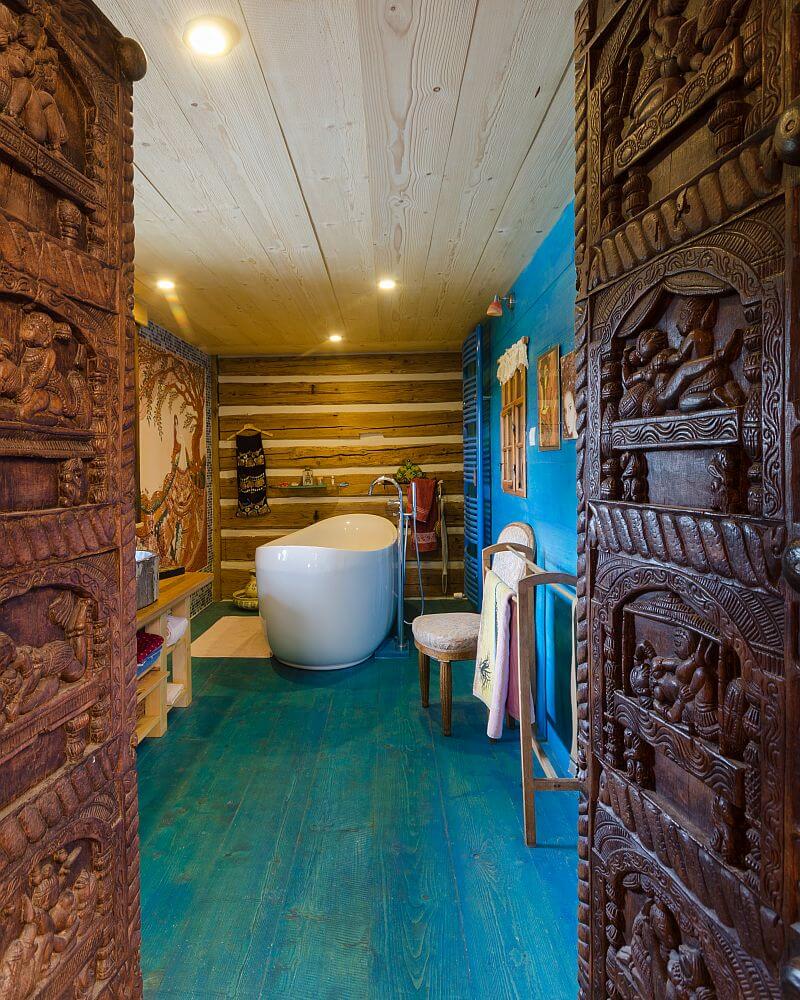 masivni-drevostavba-poloroubenka-cetenov-rekonstrukce-interier-koupelna-drevene-vyrezavane-dvere