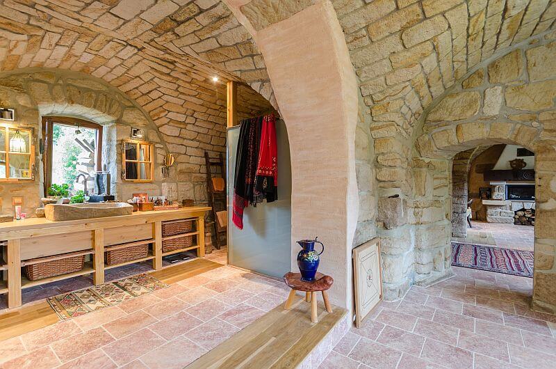 masivni-drevostavba-poloroubenka-cetenov-rekonstrukce-interier-koupelna-piskovcove-klenby