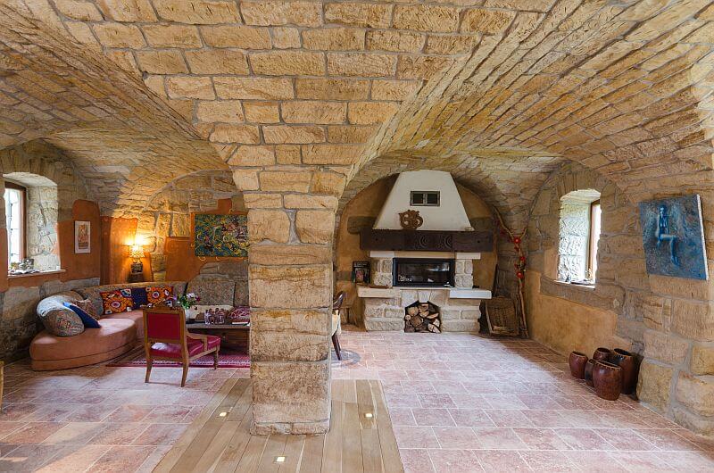 masivni-drevostavba-poloroubenka-cetenov-rekonstrukce-interier-obyvaci-pokoj-piskovcove-klenby-krb