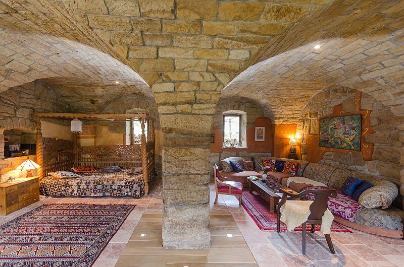 masivni-drevostavba-poloroubenka-cetenov-rekonstrukce-interier-obyvaci-pokoj-piskovcove-klenby