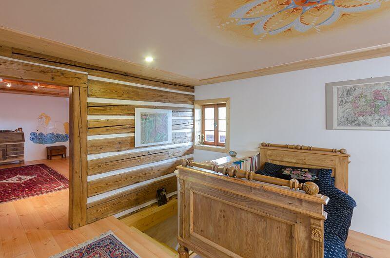 masivni-drevostavba-poloroubenka-cetenov-rekonstrukce-interier-schodiste-galerie-roubena-stena