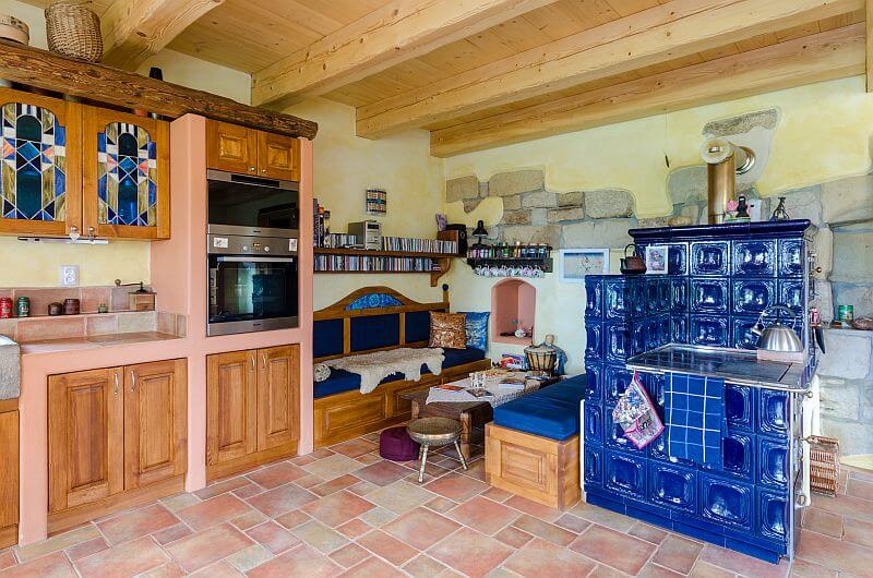 masivni-drevostavba-poloroubenka-cetenov-rekonstrukce-interier-svetnice-kuchyne-kachlova-kamna