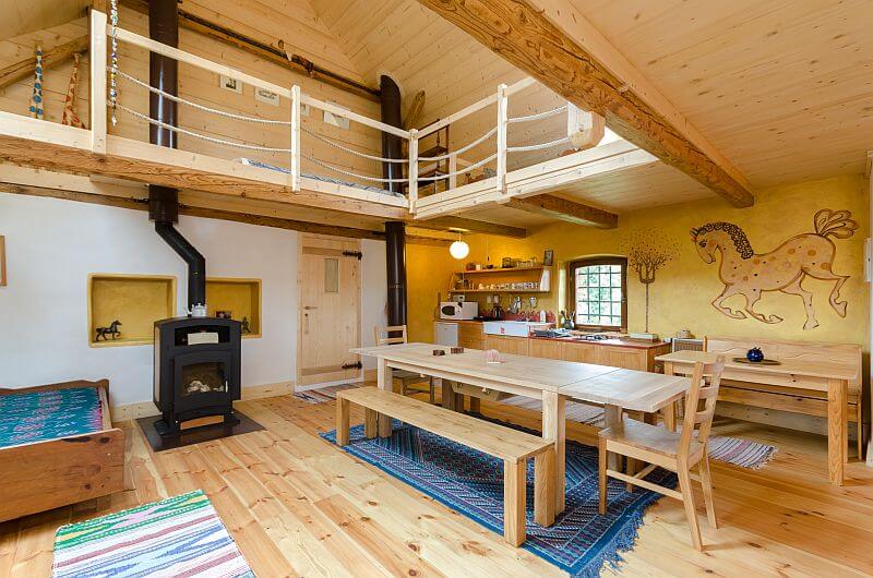 masivni-drevostavba-poloroubenka-cetenov-rekonstrukce-interier-svetnice-kuchyne-krbova-kamna-jidelni-stul-galerie-drevo