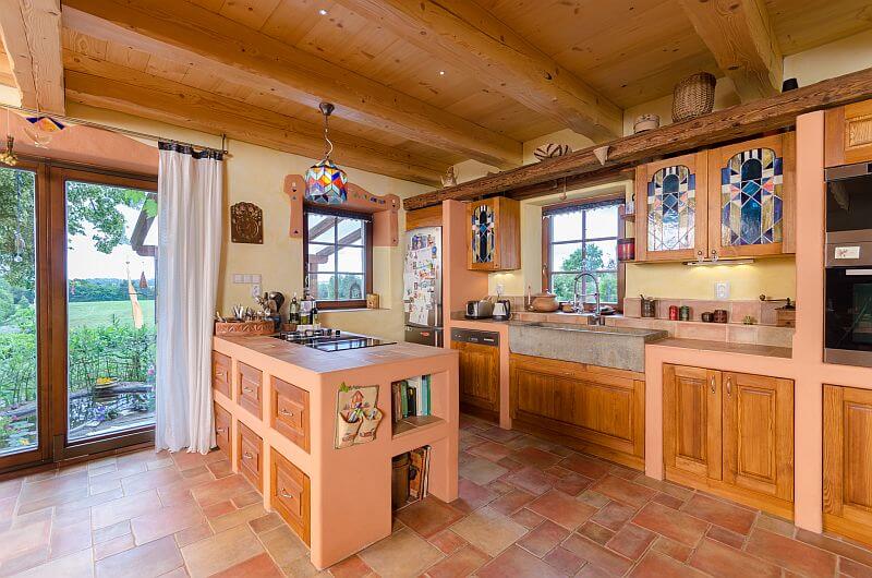 masivni-drevostavba-poloroubenka-cetenov-rekonstrukce-interier-svetnice-kuchyne