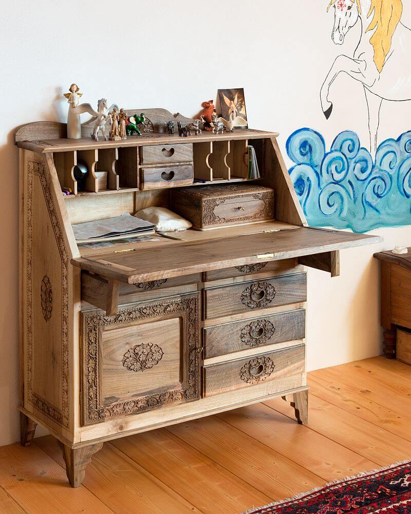 masivni-drevostavba-poloroubenka-cetenov-rekonstrukce-interier-zdobeny-dreveny-sekretar