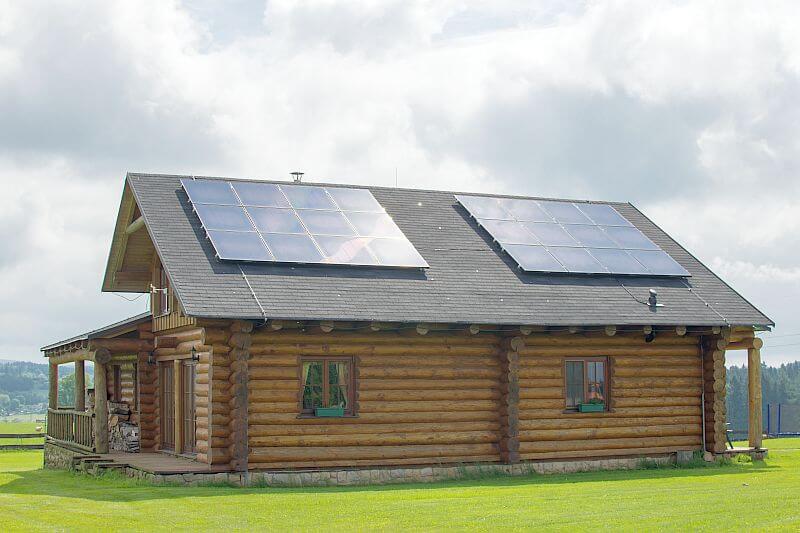 srub-masivni-drevostavba-ranc-exterier-solarni-panely