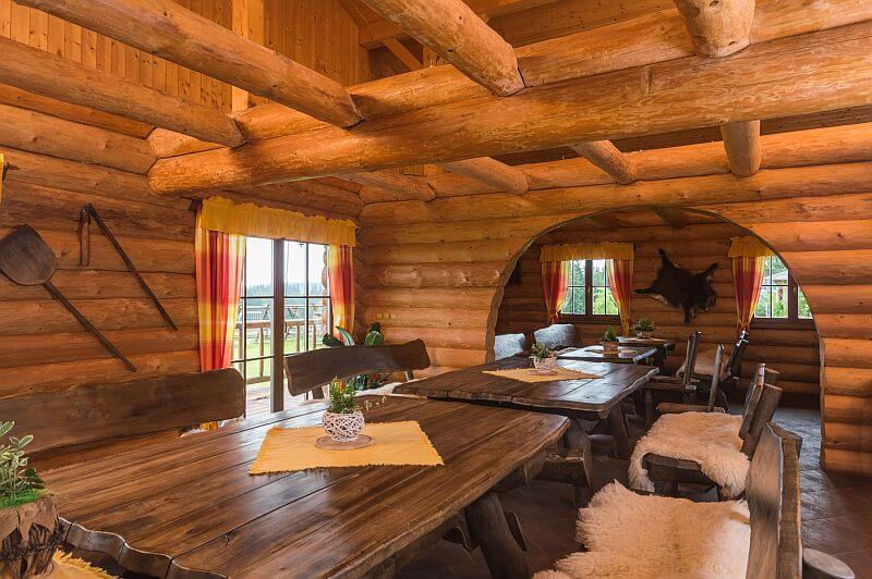 srub-masivni-drevostavba-ranc-interier-drevene-stoly-lavice-restaurace