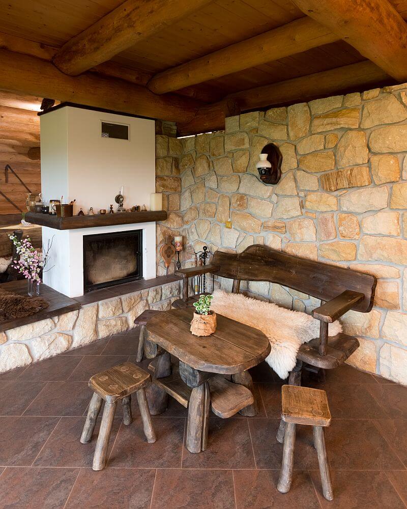 srub-masivni-drevostavba-ranc-interier-dreveny-nabytek-lavice-stolicky-krb-kamenne-steny