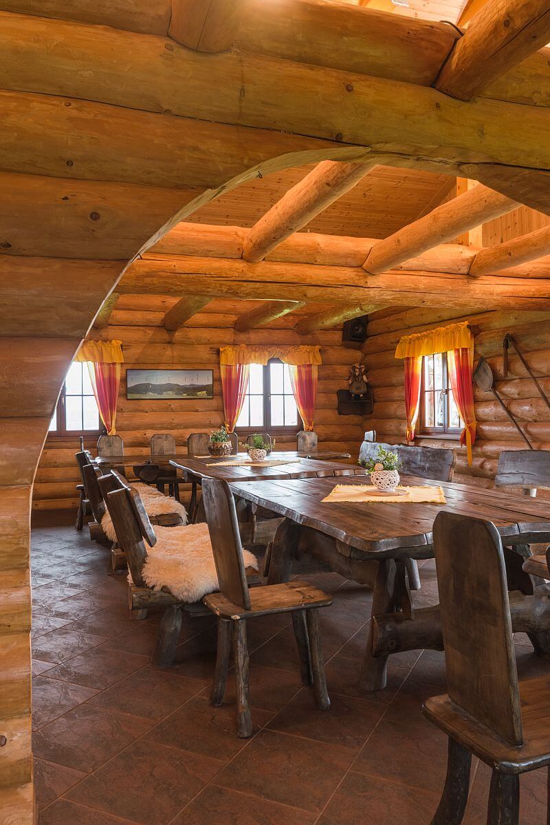 srub-masivni-drevostavba-ranc-interier-restaurace-drevene-stoly-lavice
