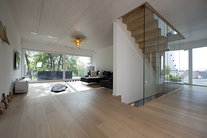 drevene-schodiste-oddelene-sklenenou-prickou-interier-obyvaci-pokoj