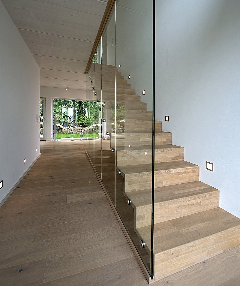 drevene-schodiste-oddelene-sklenenou-prickou