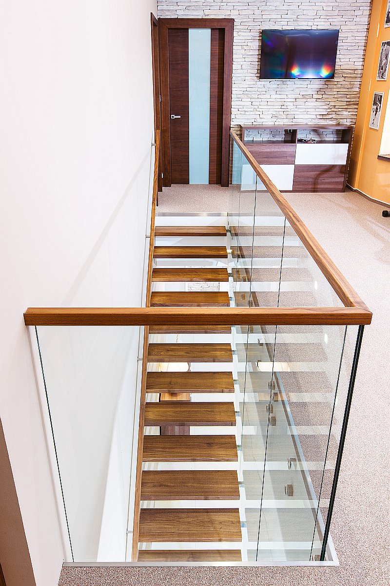 drevene-schodiste-sklenene-zabradli-interier