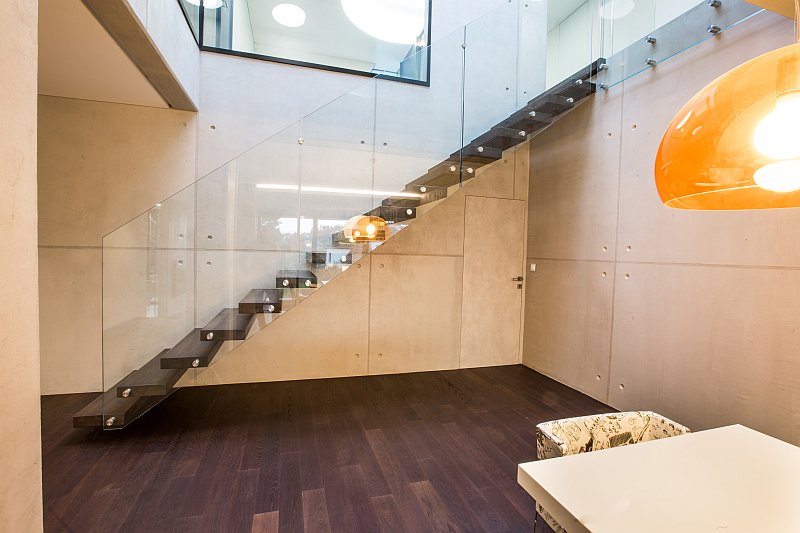 drevene-schodiste-sklenene-zabradli