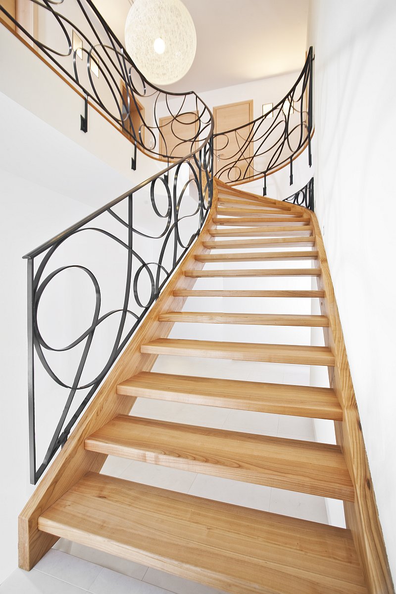 schodiste-kombinace-dreva-kovu