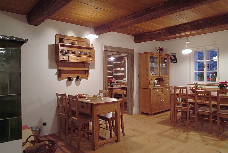 interier-masivni-drevostavba-roubenka-hlavni-obytny-prostor-kachlova-kamna