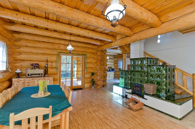 interier-masivni-drevostavba-srub-hlavni-obytny-prostor-kachlova-kamna