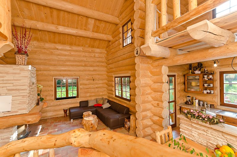 interier-masivni-drevostavba-srub-hlavni-obytny-prostor-krb-oblozeny-kamenem