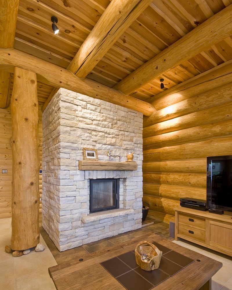 interier-masivni-drevostavba-srub-obyvaci-pokoj-krb-oblozeny-kamenem