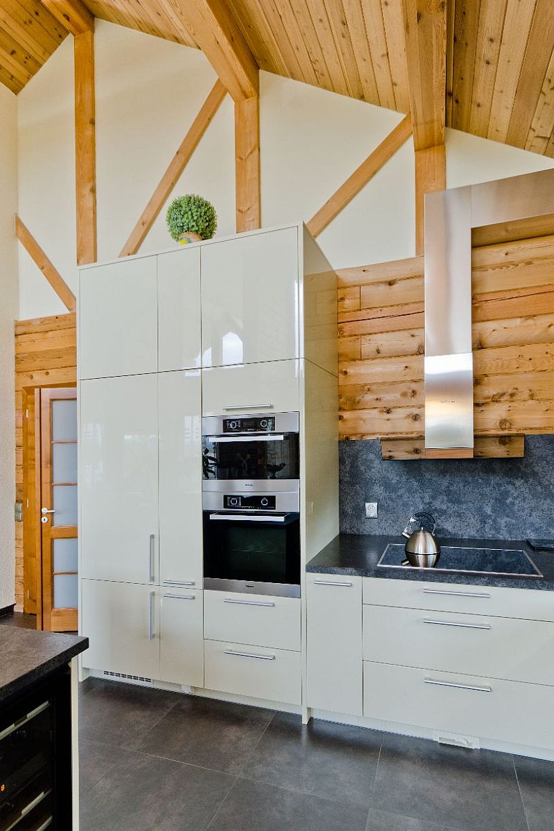 interier-masivni-drevostavba-srub-roubenka-kuchyne